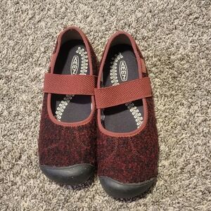 Keen Women's Sienna Wool Mary Jane shoes in red/black, Size 9